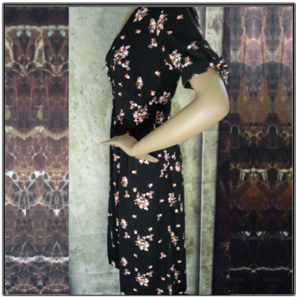 Women's Floral Print Short Sleeve Crepe Dress - Picture 3 of 9